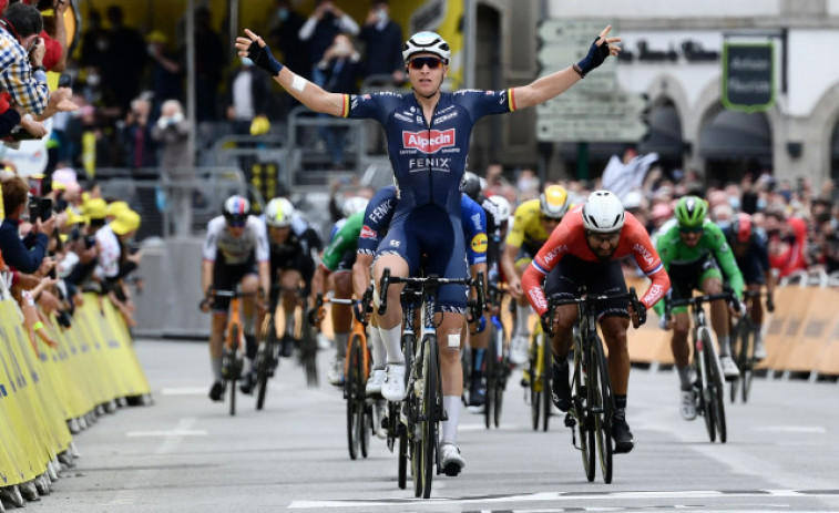 Merlier gana al esprint la etapa de hoy del Tour tras un festival de caídas que castigan a Roglic