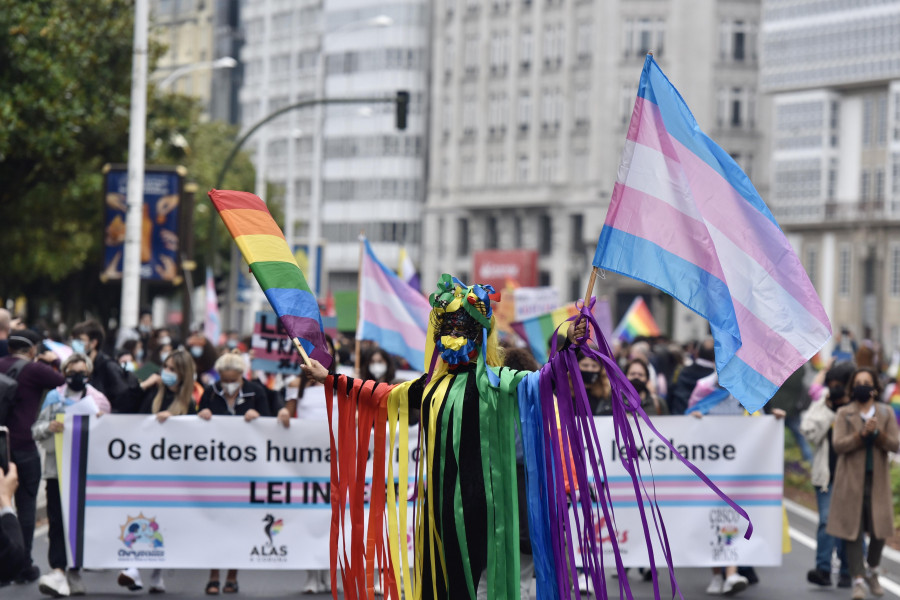 La bandera del arcoíris inunda las calles de A Coruña durante la marcha del Orgullo Lgbtiq+
