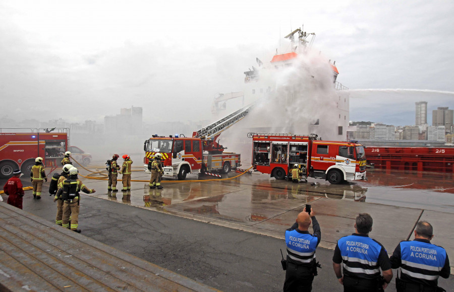 El incendio de un carguero atracado se salda con dos operarios heridos