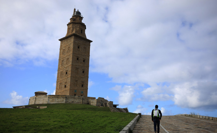 La Torre de Hércules inaugura las visitas a la linterna del faro romano