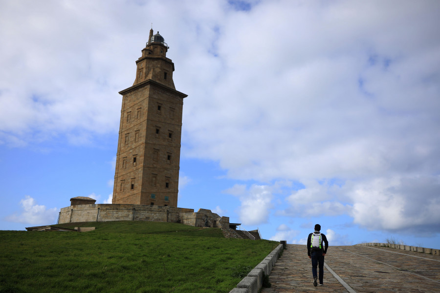 La Torre de Hércules inaugura las visitas a la linterna del faro romano