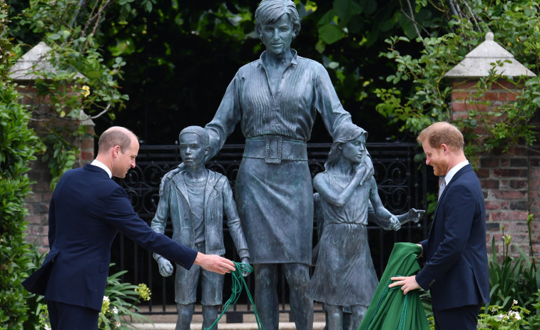 Guillermo y Enrique, juntos para inaugurar una estatua de Diana: 