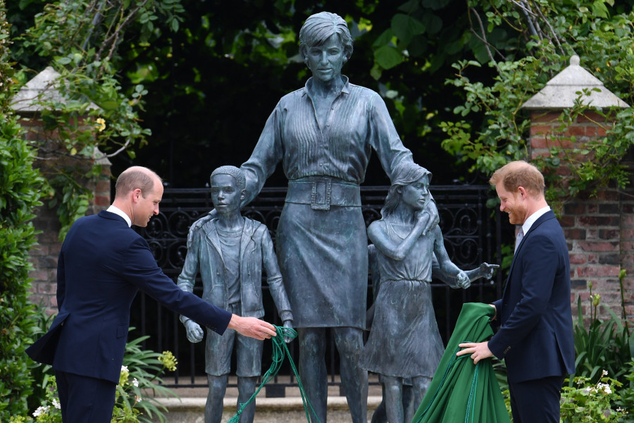 Guillermo y Enrique, juntos para inaugurar una estatua de Diana: "Desearíamos que aún estuviera con nosotros"