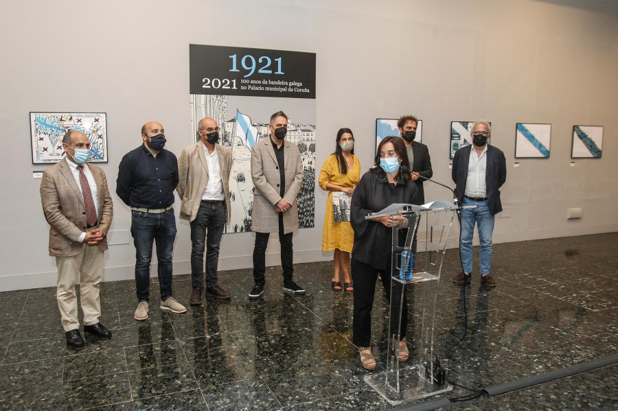 Inés Rey inaugura la exposición “1921-2021. 100 anos da bandeira galega no Pazo Municipal”