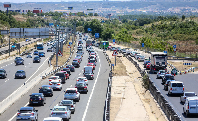 Retenciones en las principales carreteras del país en la primera operación de tráfico del verano