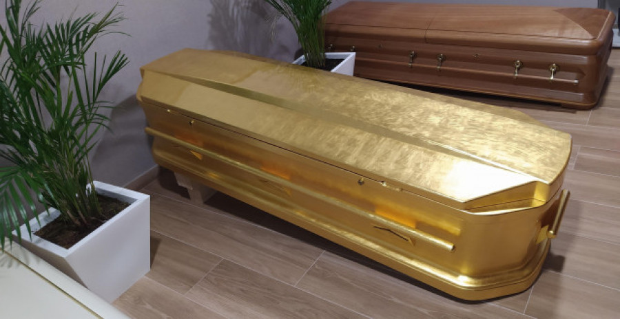 Pompas Fúnebres del Noroeste exhibe en su tanatorio de Ribeira un ataúd de oro de 24 quilates y casi 100 kilos