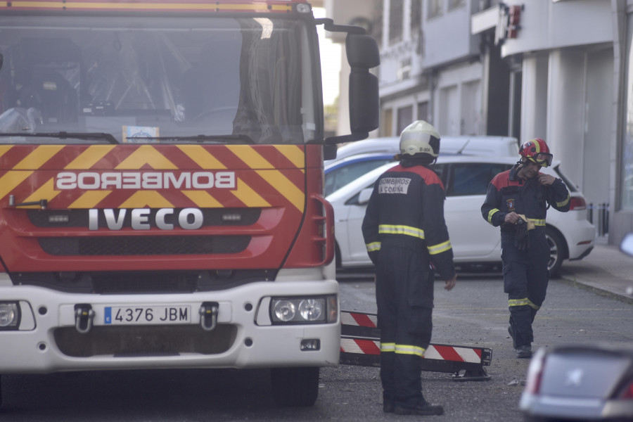 Los Bomberos acuden a Alfonso Molina para auxiliar a los ocupantes de un coche volcado