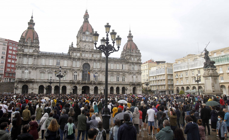 Miles de coruñeses llenan la plaza de María Pita para clamar justicia por  la muerte de Samuel