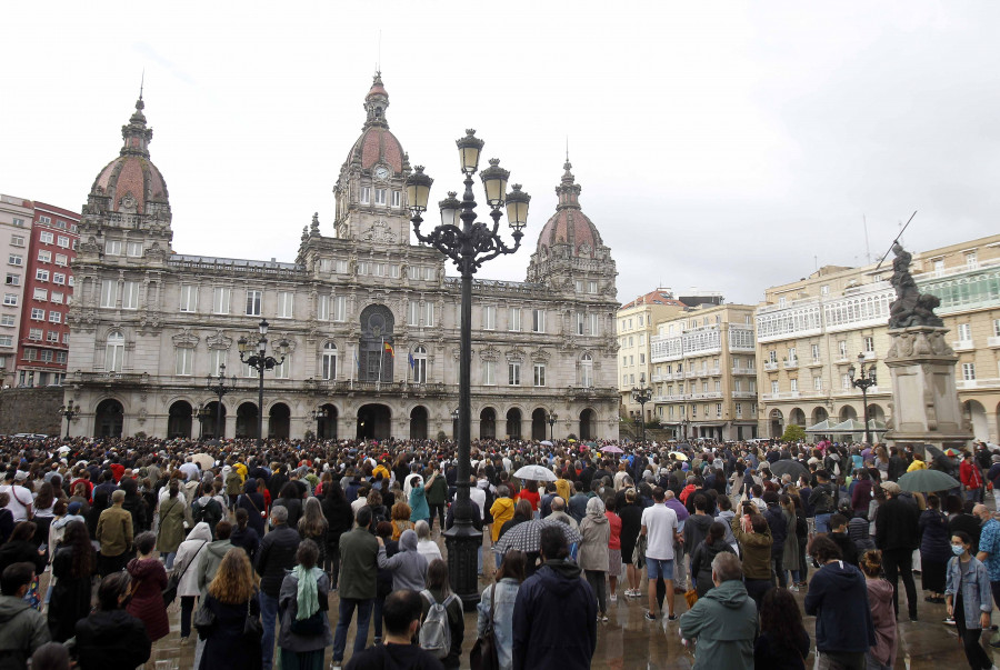 Miles de coruñeses llenan la plaza de María Pita para clamar justicia por  la muerte de Samuel