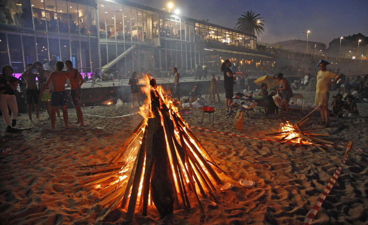 A Coruña vuelve a repartir 120 toneladas de madera para el San Juan de las playas