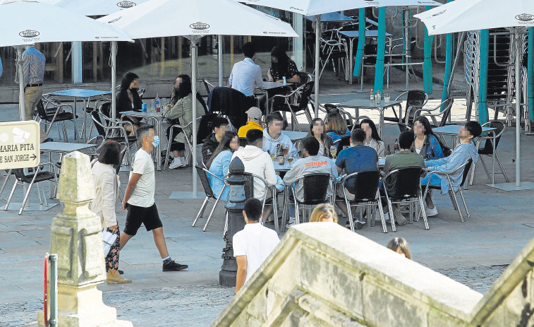 Los hosteleros apuntan a un “desfase generalizado” en el uso de la mascarilla  en las terrazas