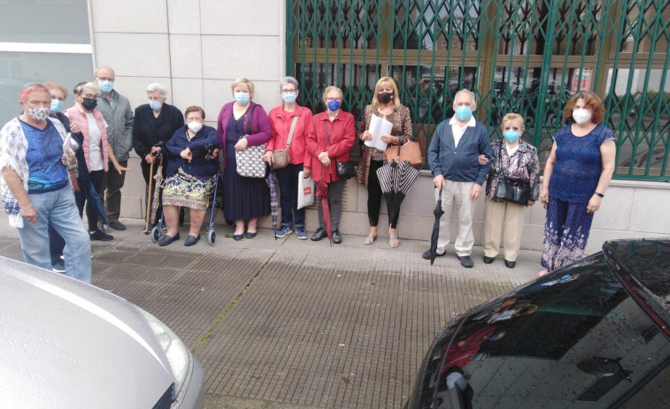 A Barcala reúne firmas contra la retirada del cajero automático