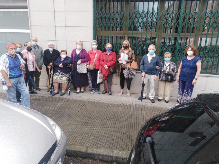 A Barcala reúne firmas contra la retirada del cajero automático