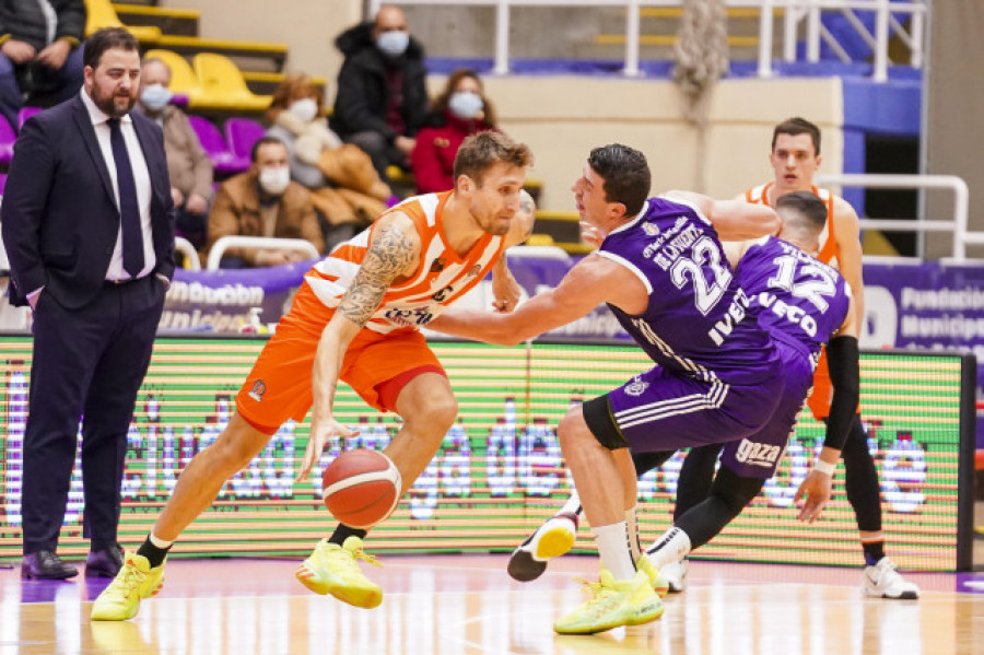 Javi Vega seguirá de naranja