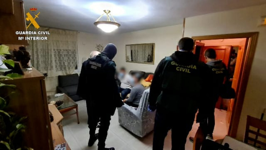 Un vecino de Ribeira figura entre los 16 detenidos en una operación contra una importante red de estafas por internet