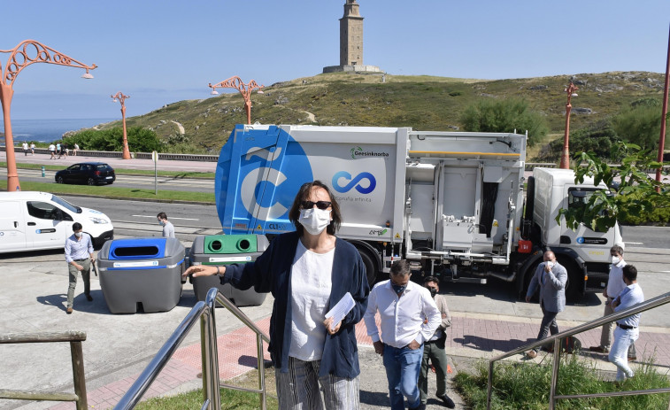 La ciudad inicia la renovación de los contenedores y camiones de basura