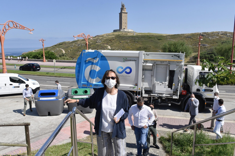 La ciudad inicia la renovación de los contenedores y camiones de basura