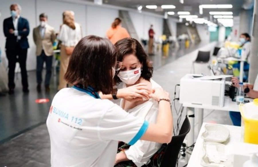 Ayuso recibe la vacuna de Pfizer contra el coronavirus en el Wizink Center de Madrid