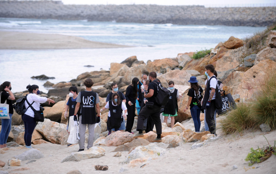 Down Coruña realiza una limpieza en la playa de Sabón