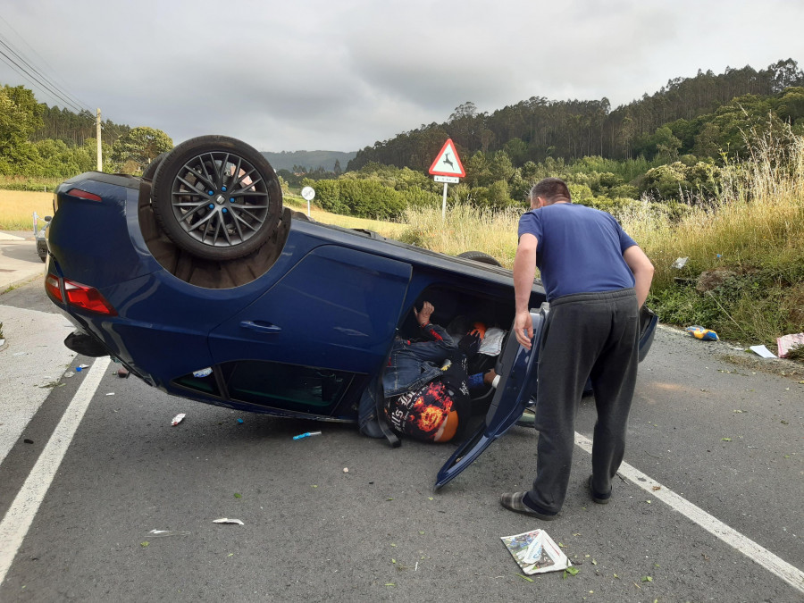 Un vecino de Cerceda resulta herido tras sufrir una espectacular salida de vía en Bustelo, Vilaño