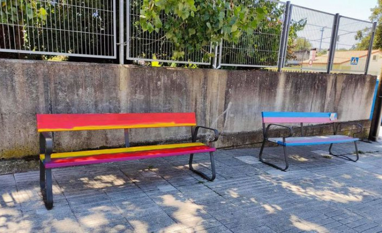 Tapan con los colores de España un banco de Sada que homenajeaba al colectivo Lgtbiq+