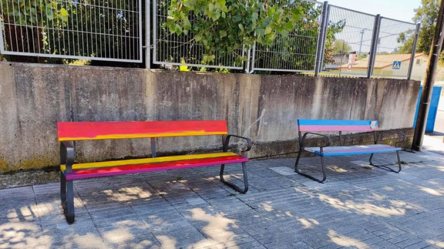 Tapan con los colores de España un banco de Sada que homenajeaba al colectivo Lgtbiq+