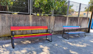 Tapan con los colores de España un banco de Sada que homenajeaba al colectivo Lgtbiq+