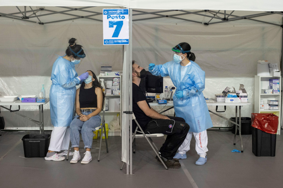 Sube la presión hospitalaria por covid en Galicia y los contagios se mantienen por encima del millar