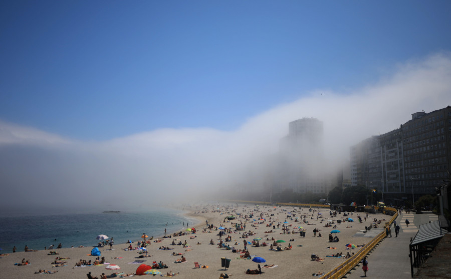 Un telón de niebla pone fin al breve lapso de buen tiempo del que disfrutaban los bañistas coruñeses