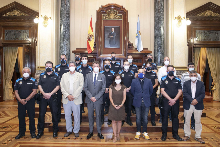 María Pita acoge el acto de ascenso a oficiales a doce agentes de la Policía Local