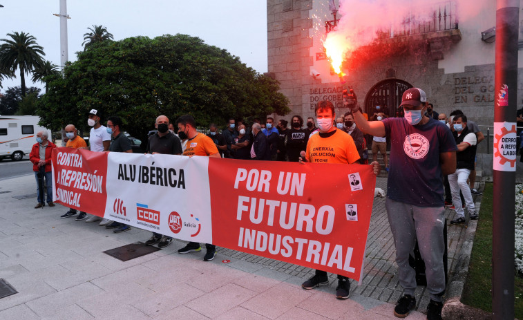 La pantilla de Alu Ibérica se concentra ante la Delegación por la parálisis de su conflicto