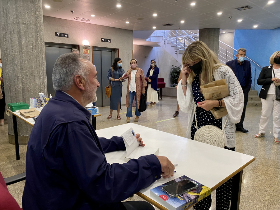 José Vicente Domínguez presentó en la ONCE su último libro, "El chubasquero amarillo"