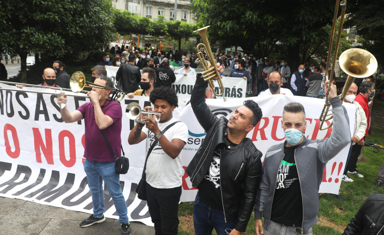 Las orquestas gallegas sacan la verbena a la calle para protestar por el protocolo covid