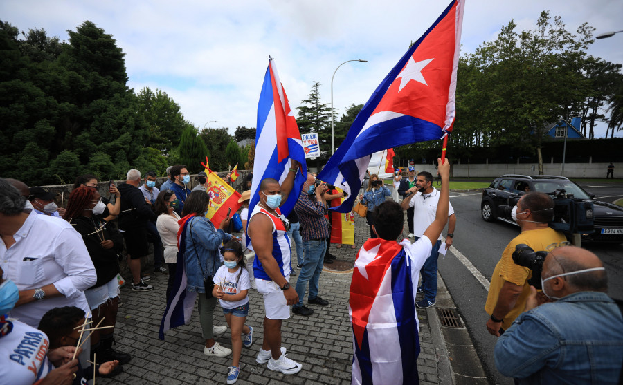 Cerca de un centenar de ciudadanos reclama “libertad” para Cuba ante la estatua del Che