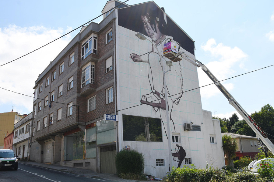 Cambre empieza a llenarse de color con el inicio  del Cromático Mural Fest