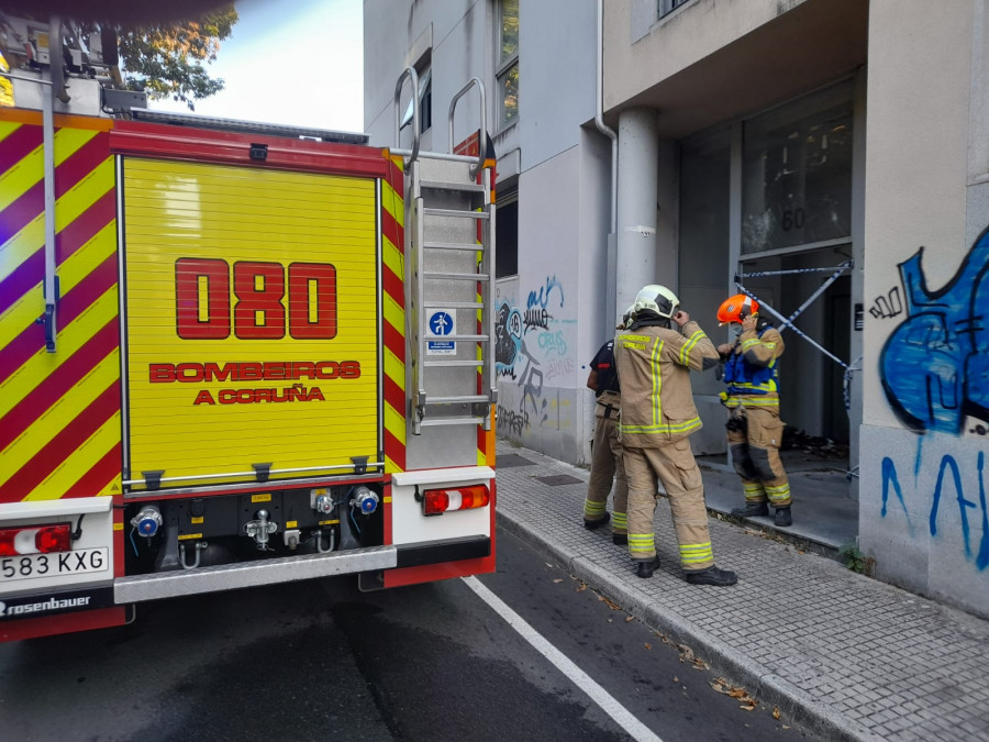 Un fuego doméstico en la Sagrada Familia se salda con una pareja de sexagenarios intoxicados