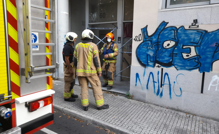 Los bomberos extinguen un nuevo incendio en el imueble okupado de Palavea