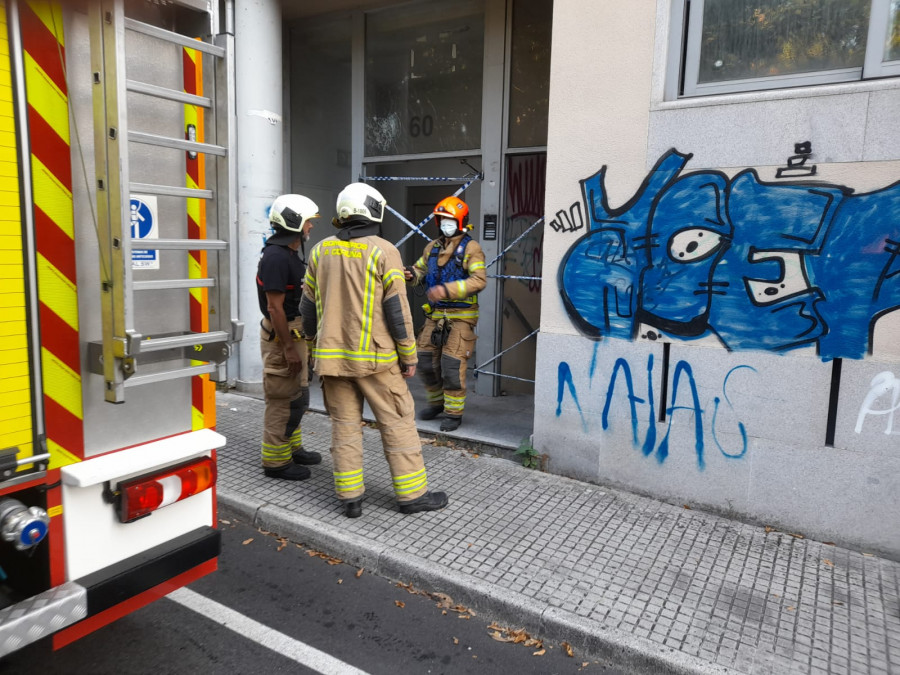 Los bomberos extinguen un nuevo incendio en el imueble okupado de Palavea