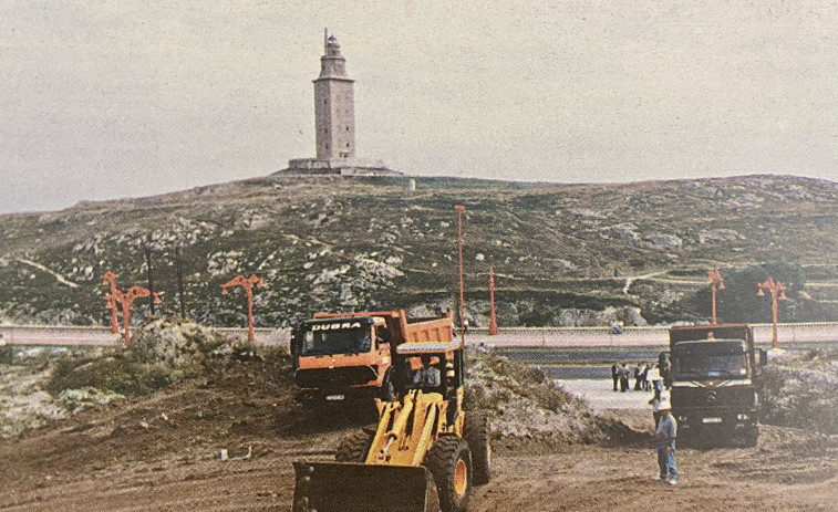 Hace 25 años: Cocheras para el tranvía y cierre del puerto coruñés