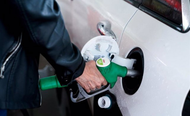 Los carburantes dan un ligero respiro, pero llenar el depósito será hasta un 21% más caro que el pasado agosto