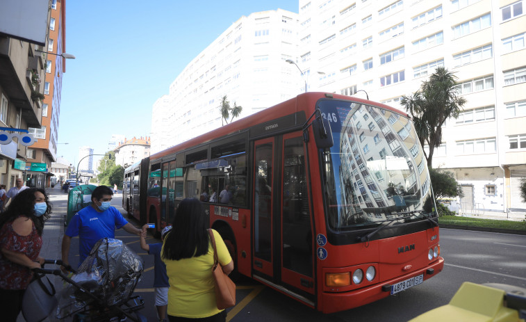 Los vecinos de Os Castros piden recuperar el transporte público en la calle de la Merced