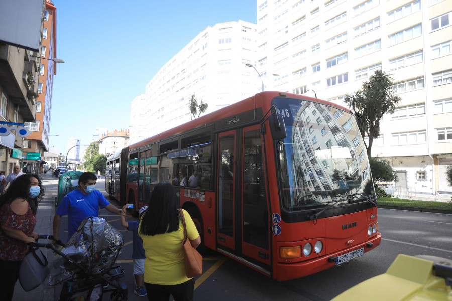 Los vecinos de Os Castros piden recuperar el transporte público en la calle de la Merced