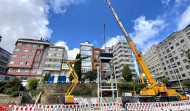 Las grúas instalan el nuevo ascensor de Os Castros tras casi seis meses de obras