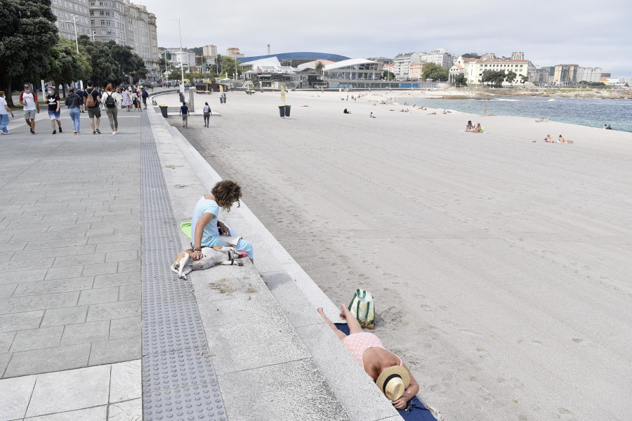 La playa de Riazor se libra de las vallas un mes después de San Juan