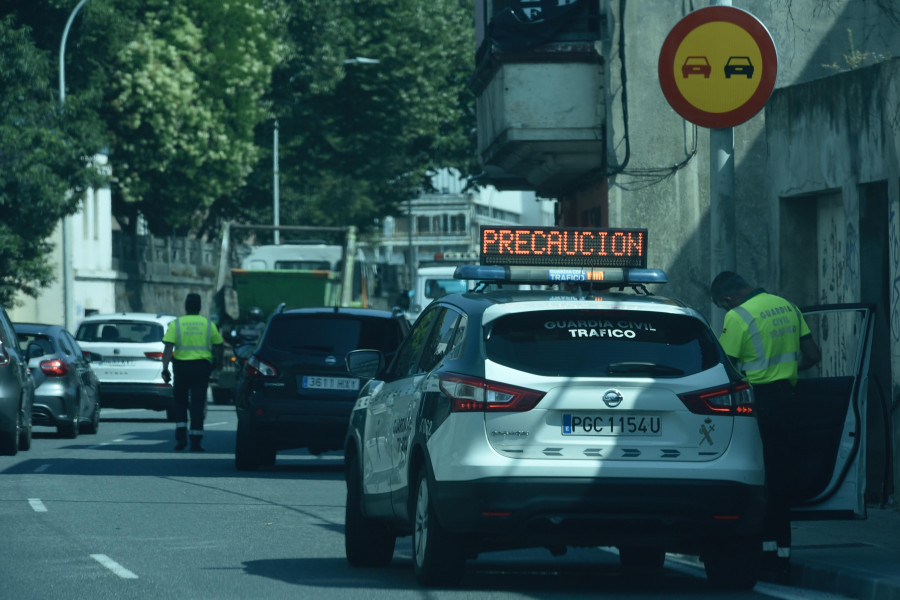 Un accidente en Perillo provoca atascos en un día de gran densidad de tráfico en A Pasaxe