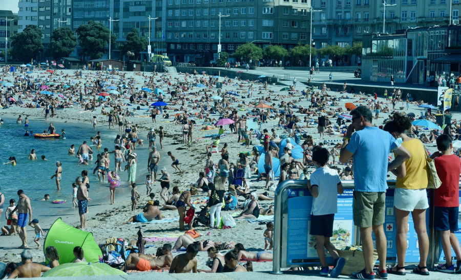 Crecen los rescates en las playas de A Coruña con la llegada de la ola de calor