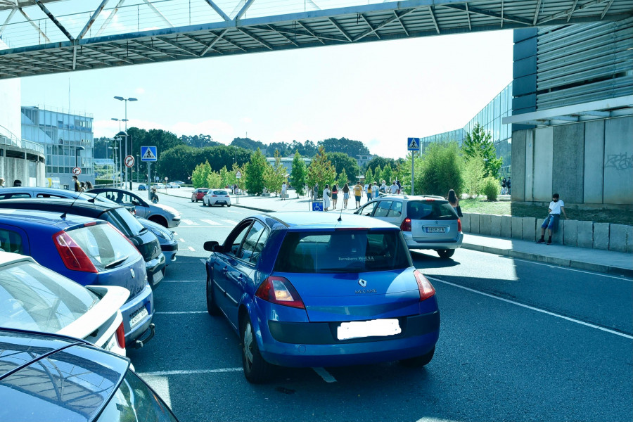 La Policía Local sanciona a diez conductores por estacionar en doble fila en ExpoCoruña