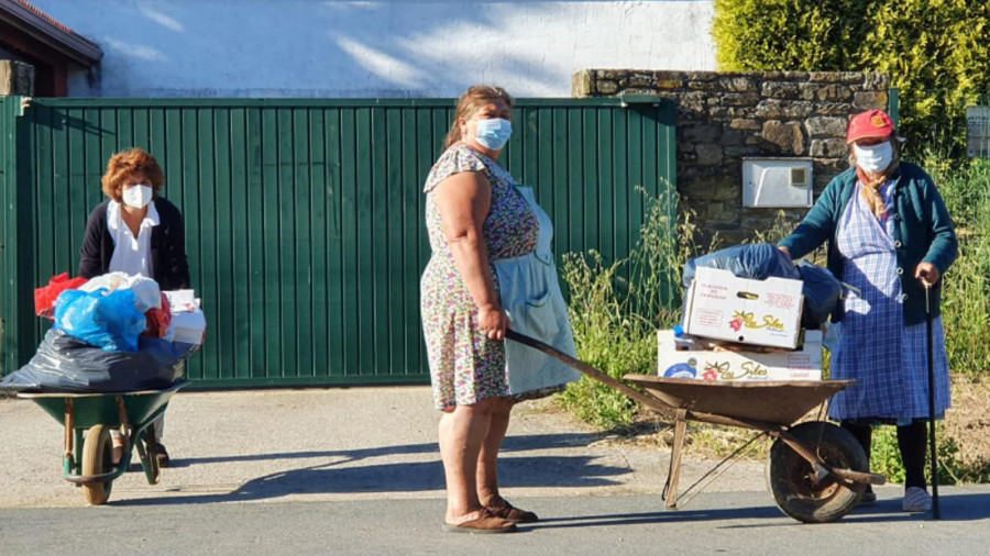 Varios vecinos del lugar de Lendoiro denuncian la falta de contenedores para la basura