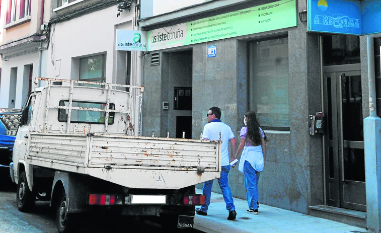 El barrio de Os Mallos soporta un nuevo tipo de ocupación: la de los bajos comerciales