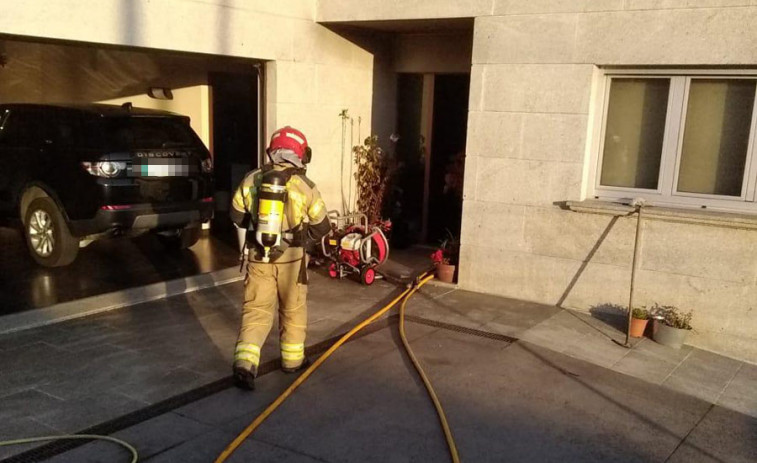 Los servicios de emergencia extinguen un fuego en una vivienda de Oleiros